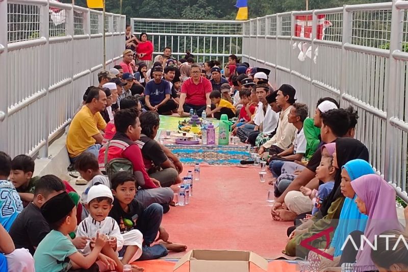 Jembatan penyeberangan orang di jalur ganda rel KA Bogor-Sukabumi rampung