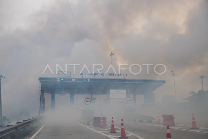 Tol Palindra tertutup asap kebakaran lahan