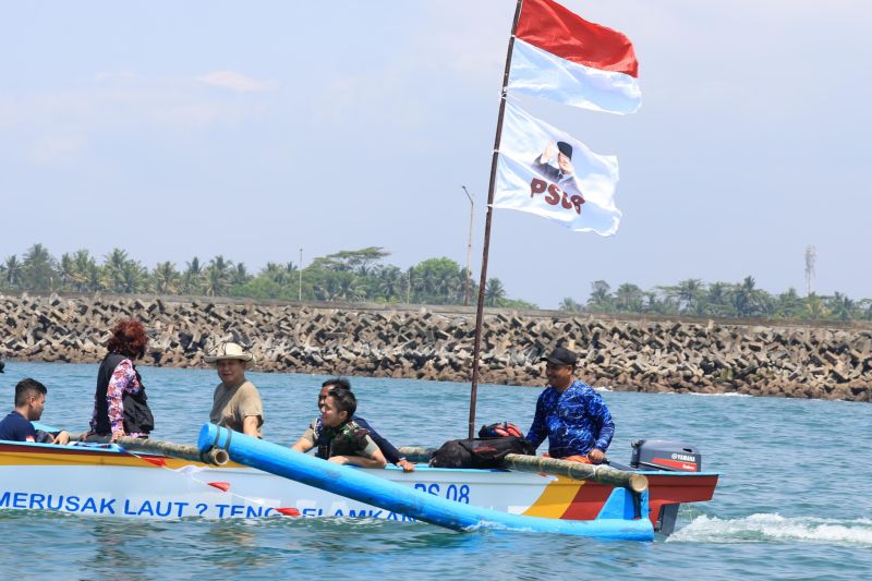 Menhan Prabowo berikan bantuan 10 perahu untuk nelayan di Pangandaran