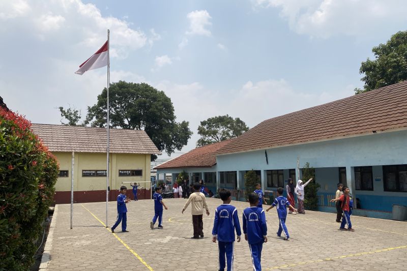 Pj Bupati Bandung Barat minta awasi ketat jajanan di sekolah cegah keracunan