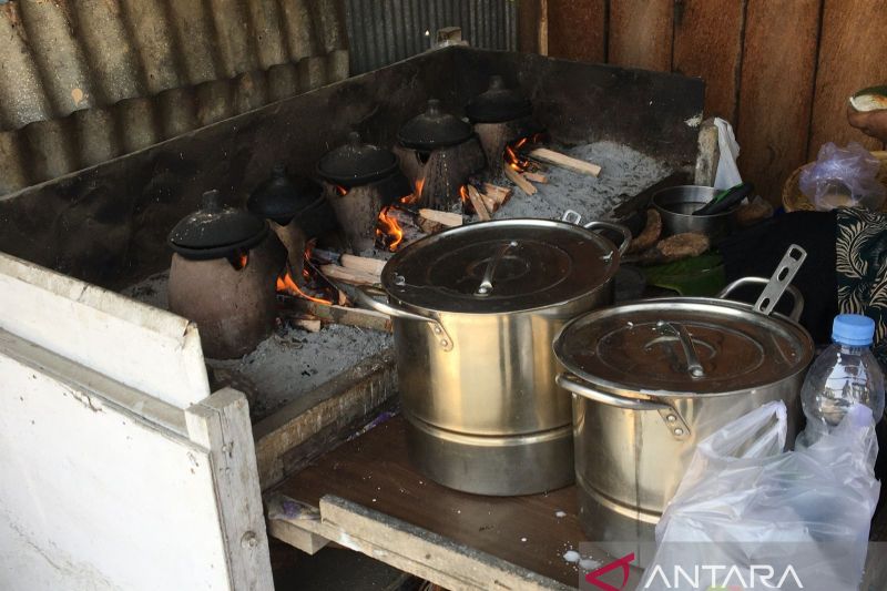 Mencoba kelezatan surabaya yang diolah menggunakan tungku tradisonal