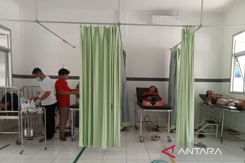 Belasan warga di Cianjur mendapat perawatan karena diduga keracunan makanan