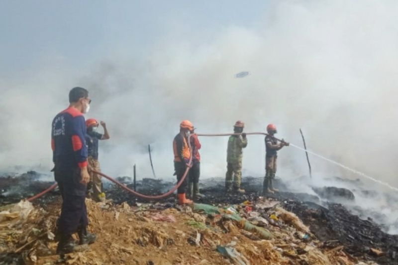 Kebakaran kembali terjadi di tempat pembuangan sampah Cikolotok Purwakarta