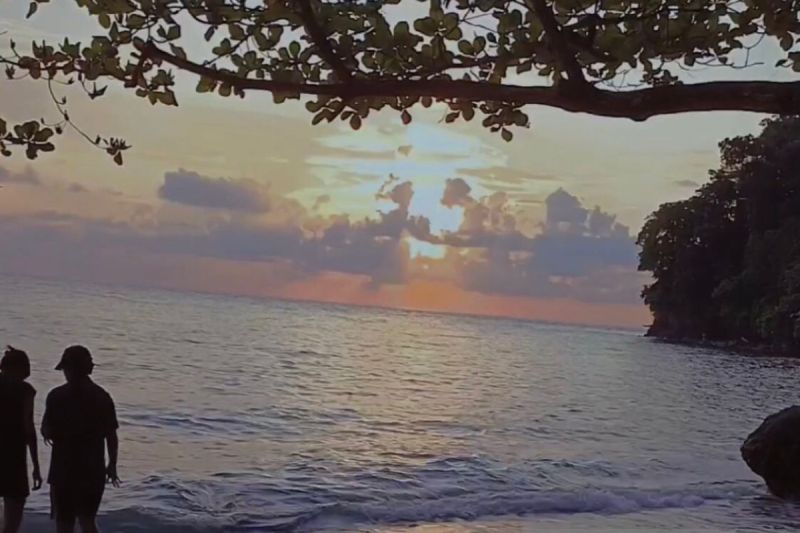 Pantai Enu menawarkan pesona sunset yang memukau