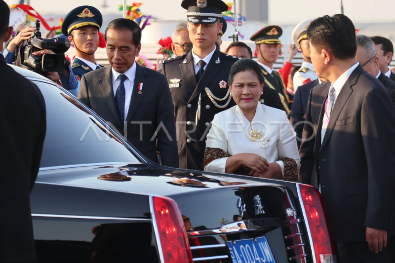 Presiden Jokowi dan Ibu Iriana tiba di China