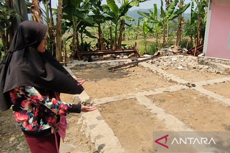 8 Rumah penyintas di Cianjur ditinggalkan kontraktor nakal