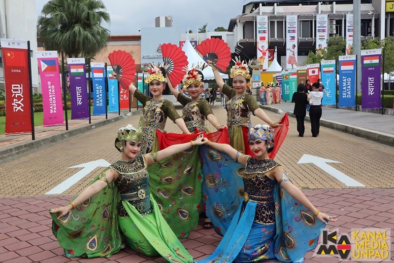 Mahasiswa Seni Sunda Unpad raih apresiasi di festival budaya Internasional