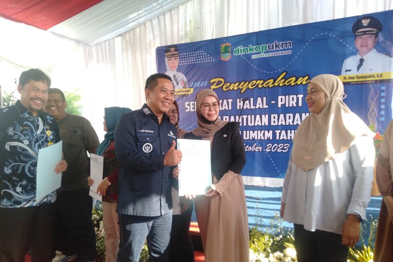 Pemkab Karawang Serahkan Sertifikasi Halal Dan Pirt Ke Ratusan Umkm