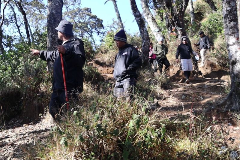 Polres Garut patroli wilayah rawan tanaman narkotika di Gunung Cikuray