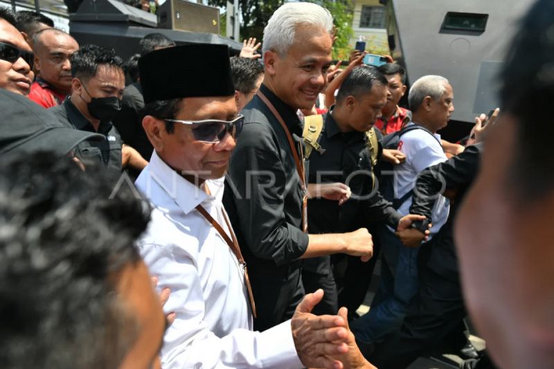 Ganjar Pranowo dan Mahfud MD menuju KPU