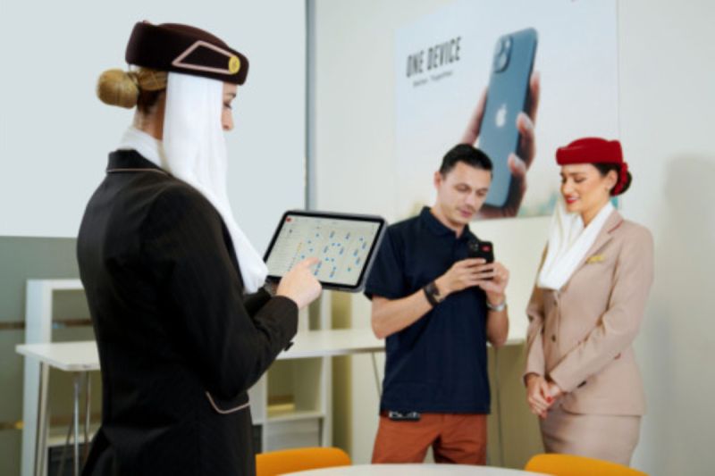 Emirates bagikan iPhone dan iPad ke seluruh awak kabin, habiskan Rp138 miliar