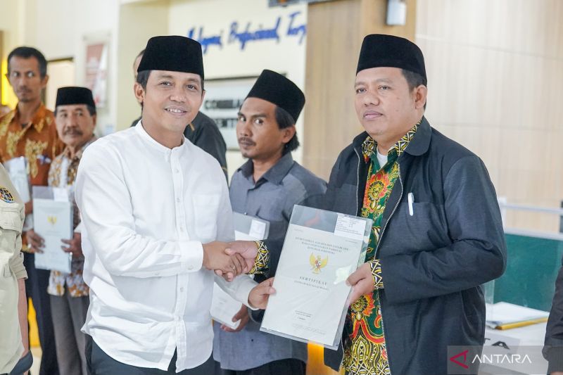 Wamen ATR serahkan sertifikat tanah wakaf pesantren di Kabupaten Cirebon