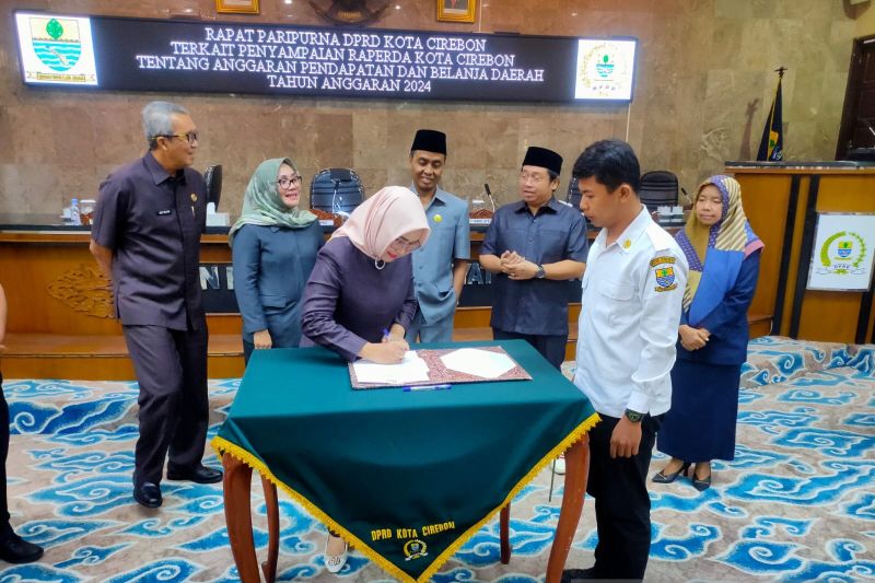 Pemerintah Kota Cirebon sampaikan laporan Raperda APBD 2024 ke DPRD