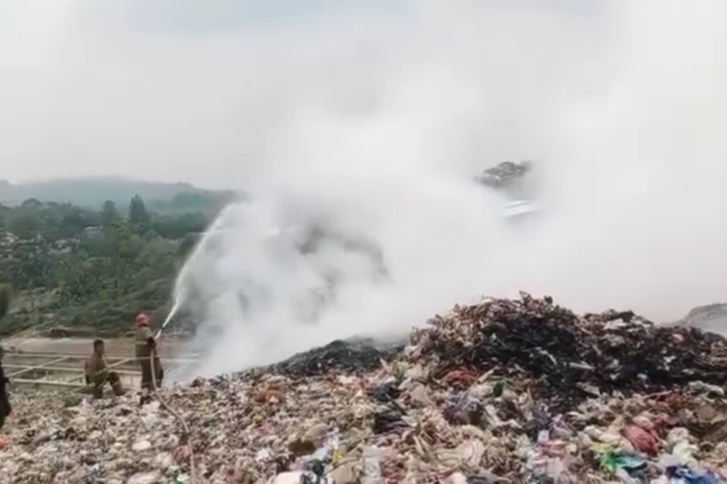 Kebakaran TPA Cikundul Sukabumi berhasil dipadamkan