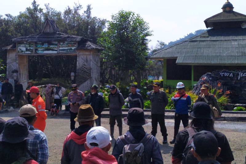 Polisi tutup jalur pendakian ke Gunung Papandayan dampak kebakaran hutan