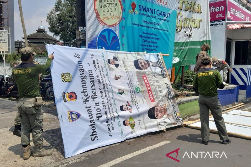 Satpol PP Garut tertibkan alat peraga kampanye yang langgar perda