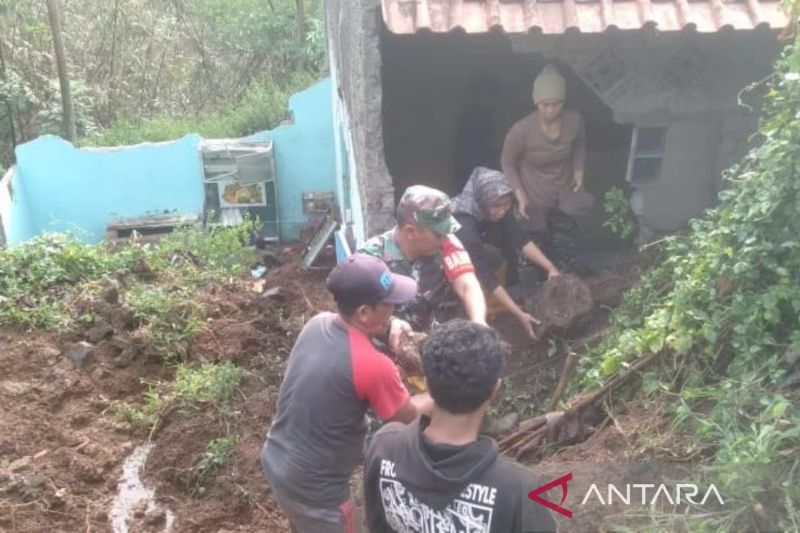 BPBD Cianjur: Satu rumah rusak berat dan belasan terancam longsor