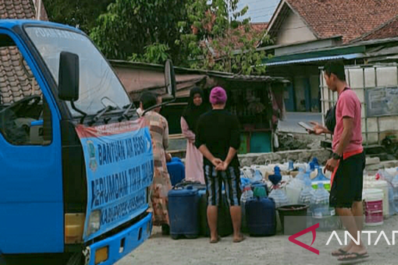 Pemkab Karawang droping 666 ribu liter air bersih ke daerah terdampak kekeringan