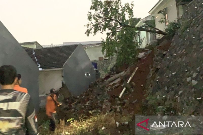 14 bangunan di Bogor terdampak longsor dan angin kencang