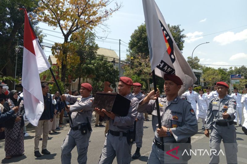 KPU Kuningan ramaikan Kirab Pemilu 2024 dengan pentas seni angklung