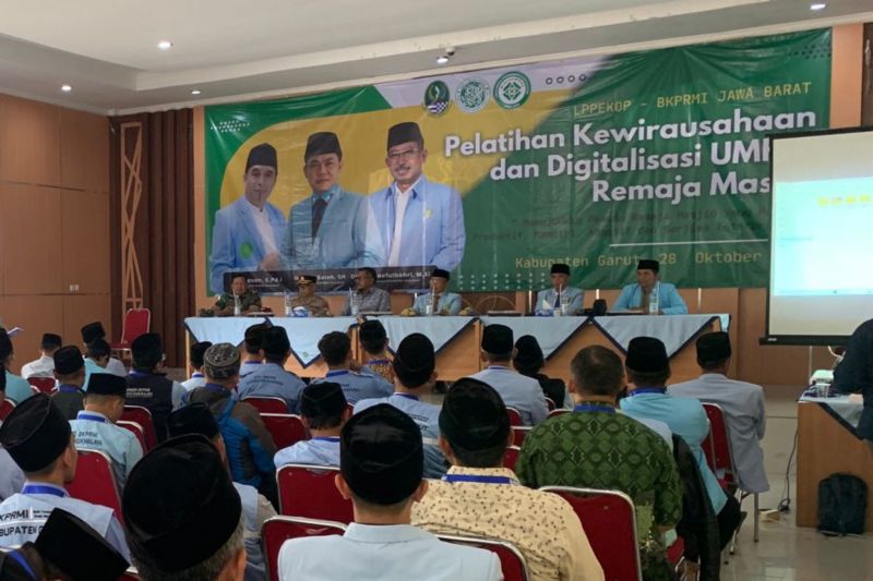 Puluhan pemuda masjid di Garut dilatih kewirausahaan dan digitalisasi UMKM