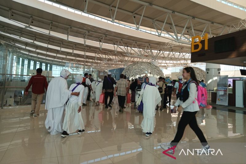 Penumpang antusias terbang di Bandara Kertajati setelah penuh beroperasi