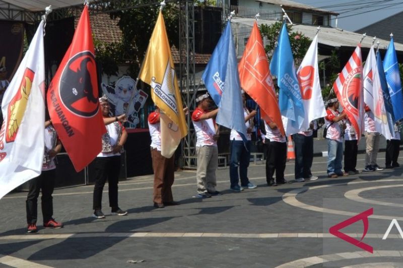 Kirab bendera parpol untuk sosialisasikan Pemilu 2024 ke warga Kota Sukabumi