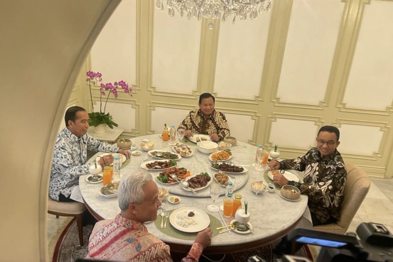 Presiden Jokowi makan siang bersama 3 bakal capres di Istana Merdeka