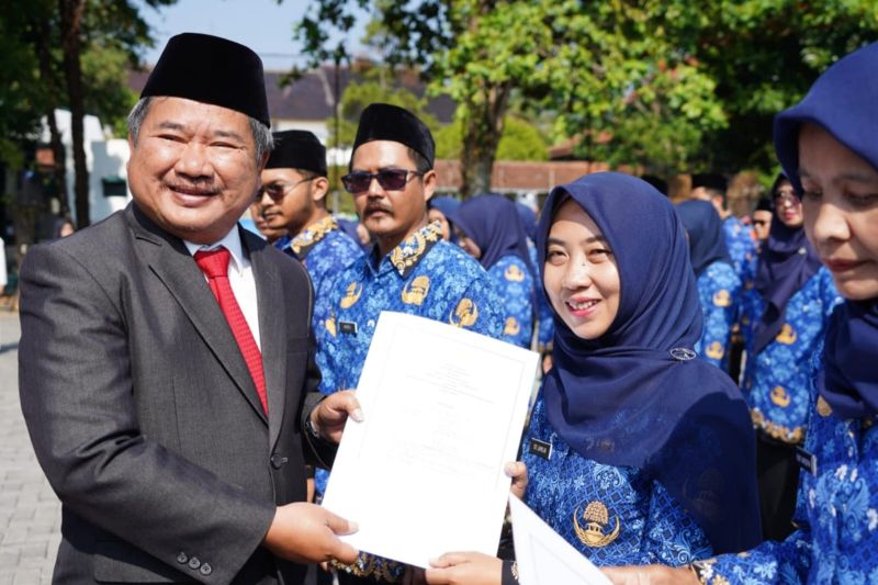 83 PPPK yang sudah puluhan tahun berstatus honorer dilantik Bupati Garut