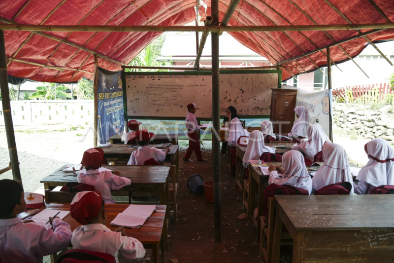 Siswa SD belajar di tenda darurat