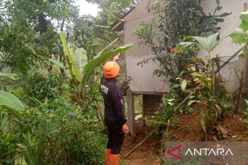 Angin kencang dan longsor terjadi di Kabandungan Sukabumi