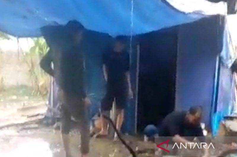Puluhan tenda penyintas gempa di Cianjur rusak akibat hujan deras