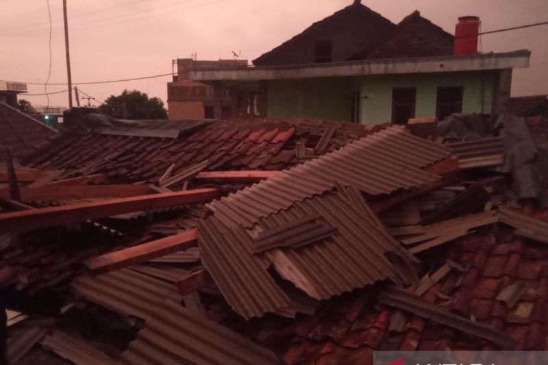Puluhan rumah di 2 kampung di Sukabumi diterjang puting beliung