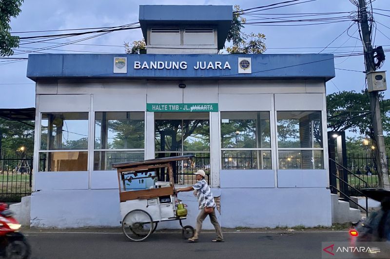 Kota Bandung revitalisasi puluhan halte yang terbengkalai