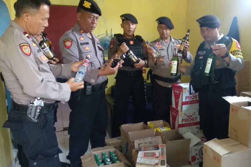 Rumah dijadikan gudang miras ilegal di Tasikmalaya digerebek polisi