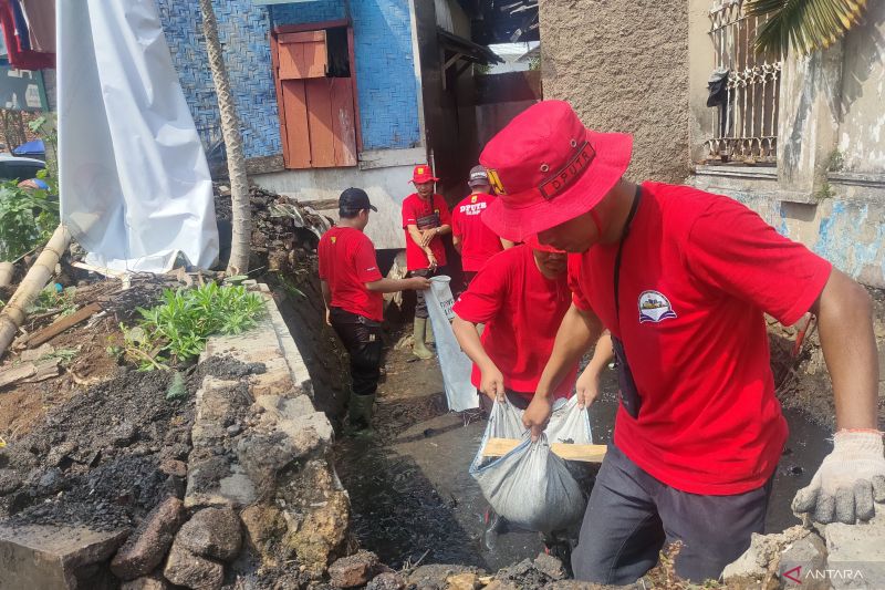Pemkab Cianjur turunkan pegawai bersihkan saluran air dan sungai