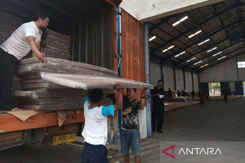 Ribuan bilik dan kotak suara logistik pemilu diterima KPU Kota Cirebon