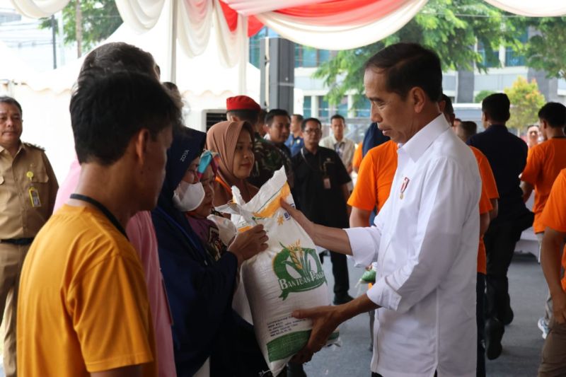 Jokowi beri bantuan pangan untuk ratusan keluarga di Purwakarta