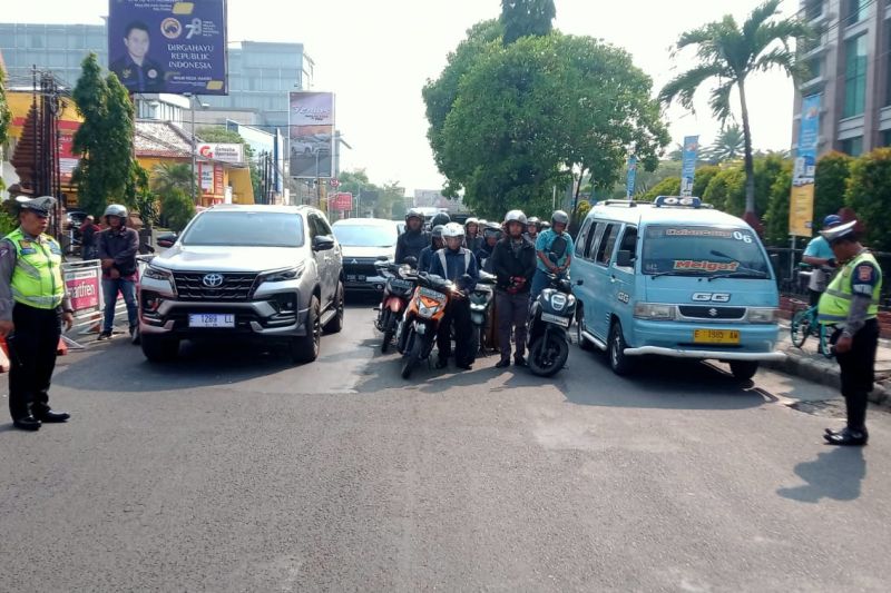 Polisi dan pengendara di Cirebon mengheningkan cipta untuk para pahlawan