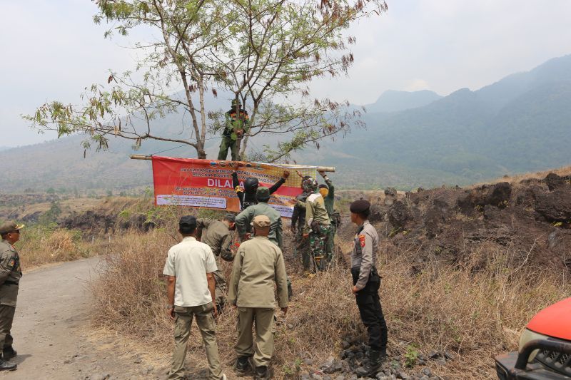 BKSDA Garut sebar spanduk larangan penambangan ilegal di Gunung Guntur