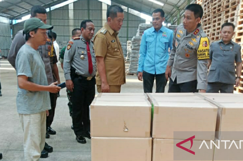 Kapolda Jabar cek gudang logistik pemilu milik KPU Karawang