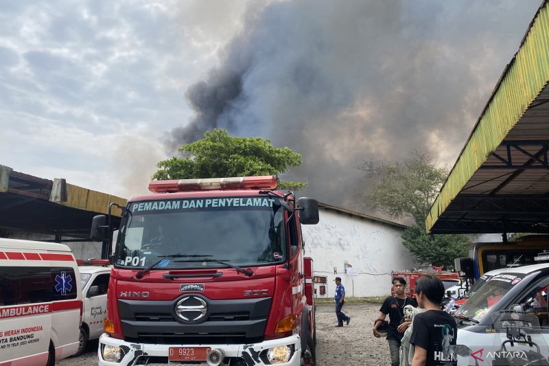 Damkar Bandung kerahkan 12 armada padamkan kebakaran pabrik pemintalan kapas