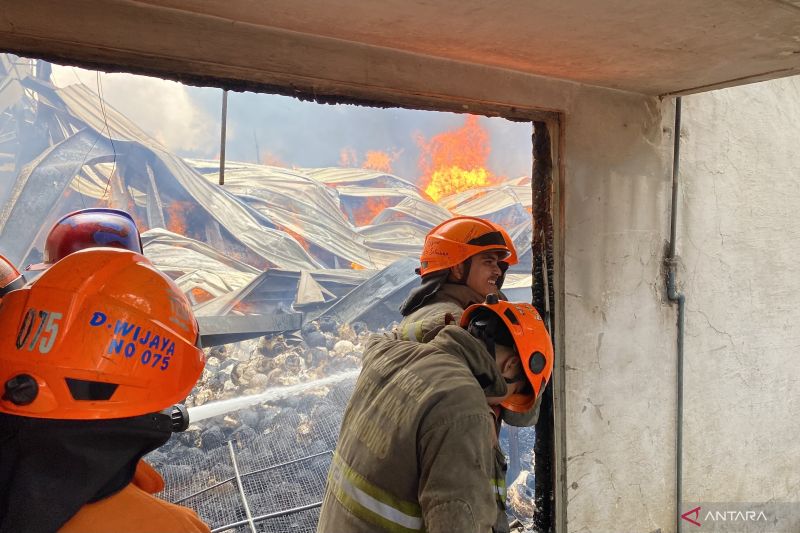 Semua karyawan berhasil dievakuasi pada kebakaran pabrik kapas di Bandung