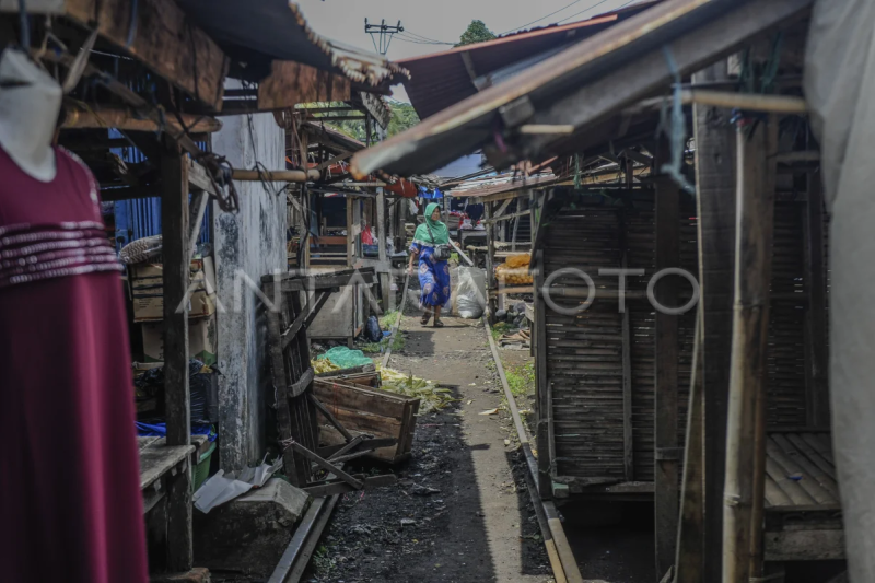 Pasar kaget di atas rel kereta di Pandeglang