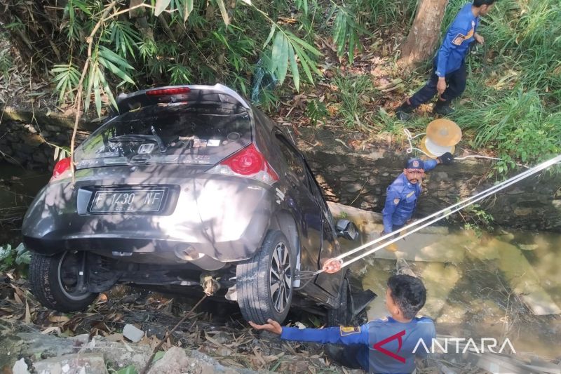 Tim Damkar Bogor mengevakuasi mobil terjun ke jurang akibat lupa aktifkan rem tangan