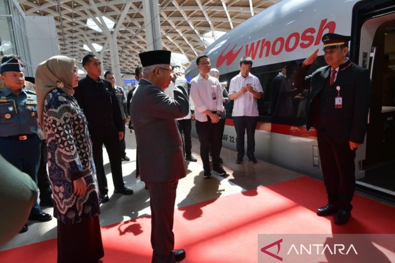 Wapres Ma'ruf Amin kunjungan kerja ke Bandung naik Kereta Cepat Whoosh