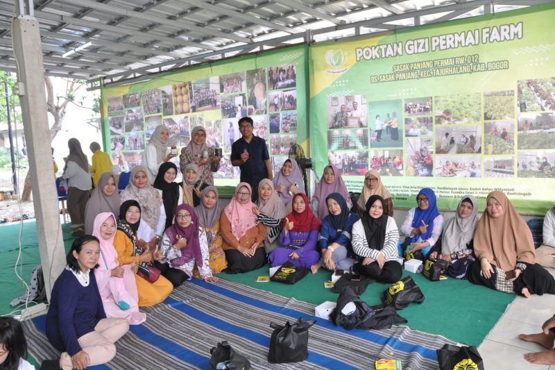 UI edukasi warga Bogor tentang izin edar dan sertifikasi halal produk RT