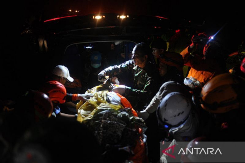 Evakuasi jenazah korban pesawat jatuh di Pasuruan