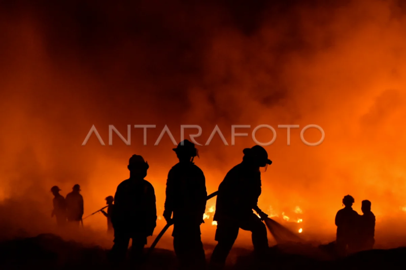 Kebakaran gudang ban di Medan