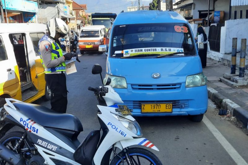 Polisi tertibkan terminal bayangan angkutan umum di Garut